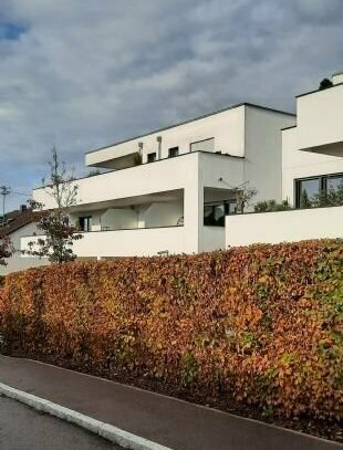 moderne, chice, voll möblierte 2 Zimmerwohnung mit Balkon und Tiefgarage