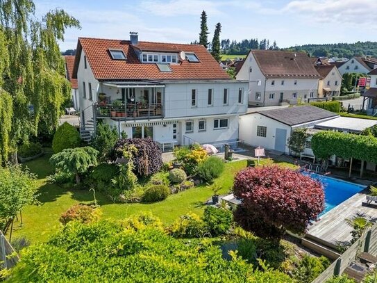 Viel Platz in gepflegtem Zweifamilienhaus mit parkähnlichem Gartengrundstück