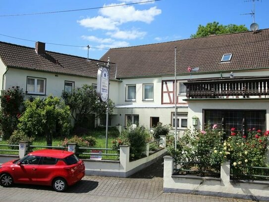 Ehemalige Dorfschänke mit Saal und Wohnungen in Oberzissen