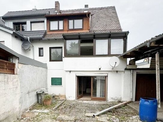 Sanierungsbedürftige DHH mit Garage, großer Terrasse