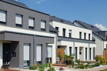 Nicht zu lange warten, Besichtigung vereinbaren / Neubau Reihenmittelhaus / Whg. in Glauchau Sachsenallee / KfW 55 Bauweise / energieeffizientes Wohne