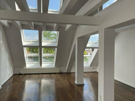 Sehr individuell - Dachgeschoss im Loft-Style 2-Zimmer Altbau-Wohnung mit Balkon