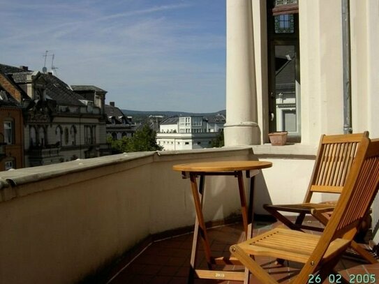 Stilvolle Altbauwohnung im sanierten Altbau! Hohe Decken, historisches Parkett, EBK, Balkon!