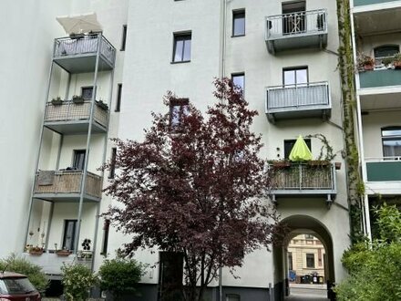 Dreizimmerwohnung+ Balkon++Einbauküche++ Bad mit Wanne und Dusche und Fenster +Stellplatz