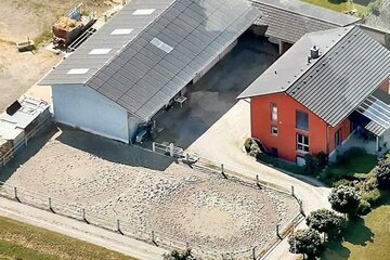 Einfamilienhaus inkl. Einliegerwohnung und Reitstall bzw. Gewerbehalle mit Reitplatz und Carport