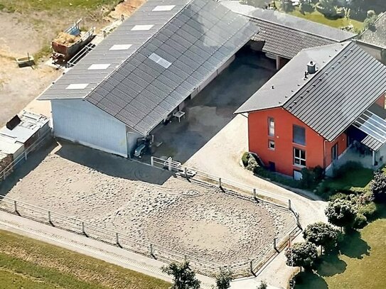 Einfamilienhaus inkl. Einliegerwohnung und Reitstall bzw. Gewerbehalle mit Reitplatz und Carport