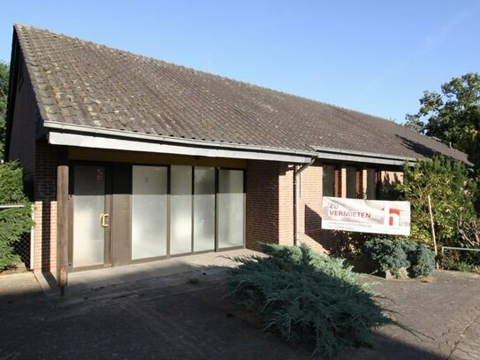 Gute Lage - Büro- /Praxisgebäude mit Parkplätzen in Leiferde zu vermieten