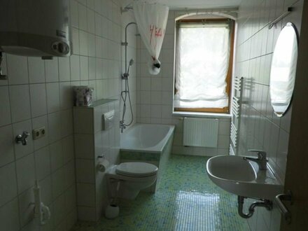 Sanierte 2-Zimmer-Dachgeschoß-Wohnung in Randlage von Reichenbach - bei Bedarf mit Einbauküche!