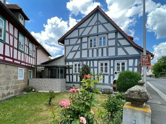 Ein Schmuckstück auf dem Land - Hübsches Fachwerkhaus mit zwei Garagen und schönem Garten