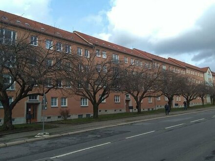 TOP - Vermietete 2-Zimmer mit Balkon, Laminat und Einbauküche!