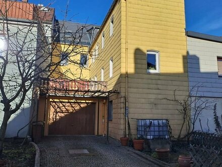 Geräumiges Stadthaus mit Garage und Balkon im Herzen von Helmbrechts