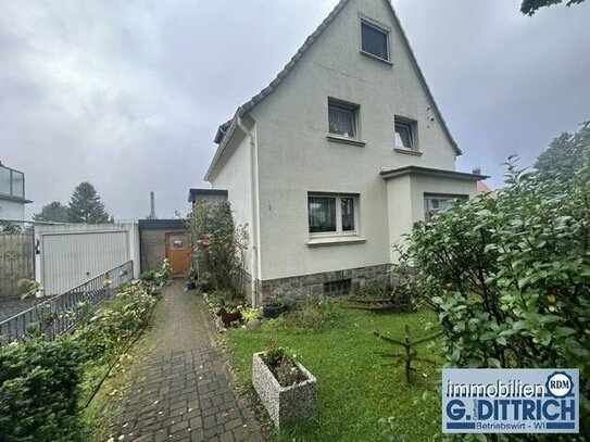 Freistehendes Einfamilienhaus mit Garage