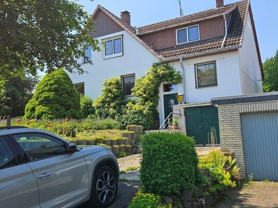 Großes Wohnhaus mit Garagen und Carport