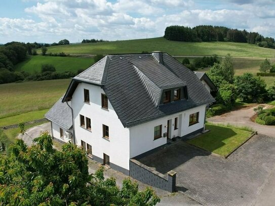 Neuwertiges Wohnhaus mit traumhafter Aussicht in Preischeid an der Grenze zu Luxemburg.