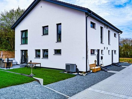 Luxuriöse Neubau DHH mit Sauna, KFW 40 EEK A+ 7 kWh mit großer Garage in wunderschöner Lage nähe Bayreuth! Provisionsfr…