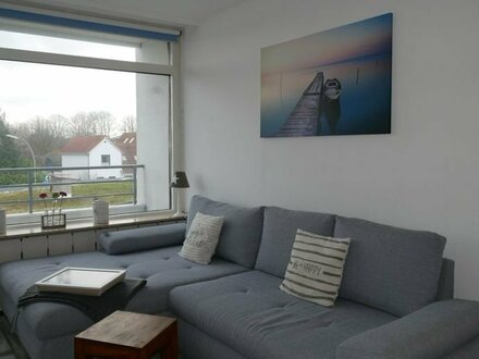 Wunderbare modernisierte Zwei-Zimmer-Wohnung mit Balkon, direkt hinter dem Deich!