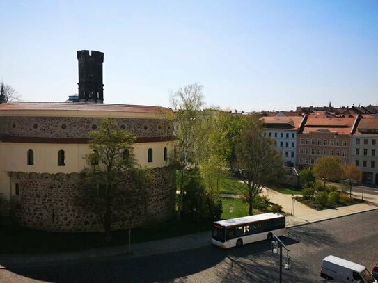 Neu Sanierte Dachgeschosswohnung mit Sichtbalken und Einbauküche