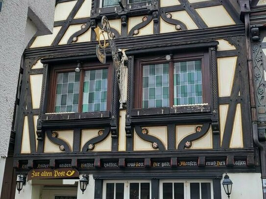 Restaurant Zur Alten Post in einem historischen Fachwerkhaus aus dem 17. Jahrhundert in der Fußgängerzone