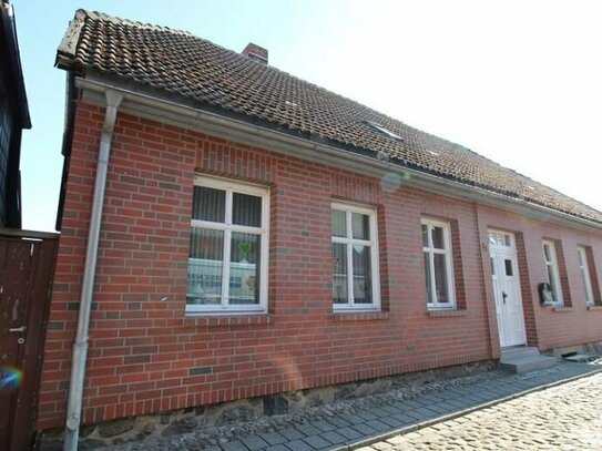 Mitten im Stadtkern - 6 Zimmer, Keller und Innenhof mit Garage