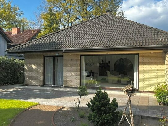 Gepflegter Bungalow mit Teilkeller, Doppelgarage und Garten in Hoykenkamp