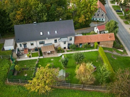 Autark leben zwischen Weimar und Rudolstadt - gepflegtes Zweifamilienhaus in Ortsrandlage | 3 Garagen | Großer Garten |…