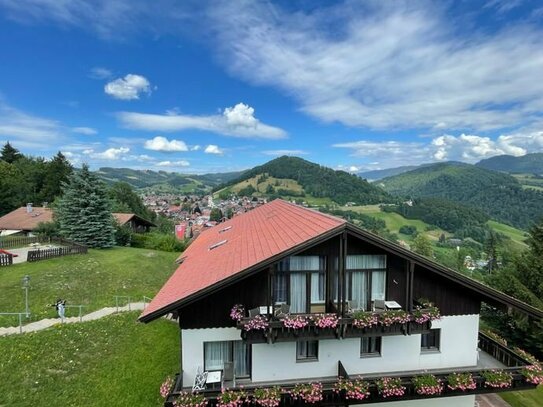 HELLE UND NATURNAHE DACHGESCHOSSWOHNUNG MIT TG-STELLPLATZ UND WUNDERVOLLER AUSSICHT