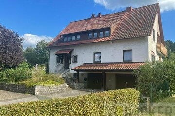 Geräumiges Zweifamilienhaus im Herzen von Weismain.