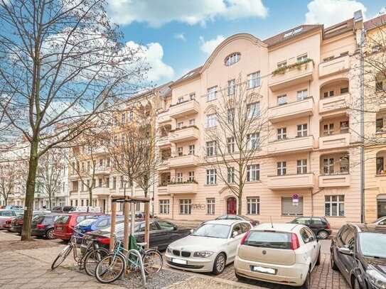 Altbauflair für Kapitalanlegende - vermietete 2-Zi.-Wohnung mit Balkon im Prenzlauer Berg