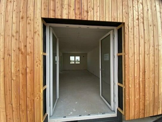 Energieeffiziente Holzbauweise! Schöne 2-Zimmer-Dachwohnung mit großzügiger Terrasse inkl. KfZ-Stellplatz