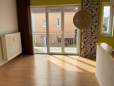 Außergewöhnliches 2-Zimmer Apartment über zwei Ebenen mit Mini-Gärtchen und Balkon