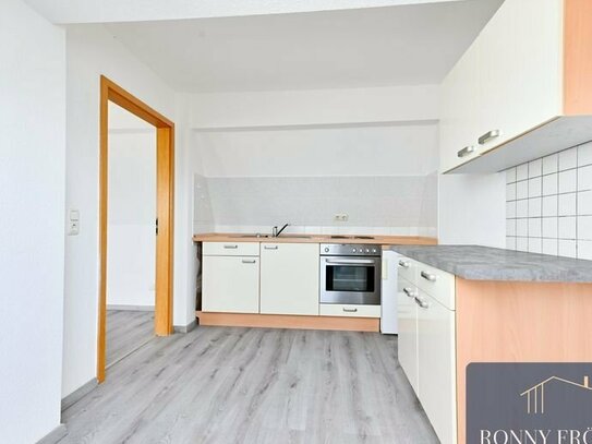 WOW! große 3-Raum Dachgeschosswohnung mit Einbauküche + super Zustand in Zwickau zu vermieten
