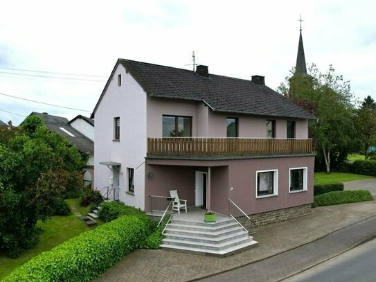 Freistehendes Haus mit separater geräumiger Wohnung, Friseursalon, Garten und Garage in Winterspelt