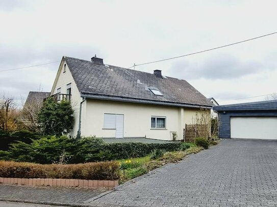 Gemeinde Höhn: Ein- bis Zweifamilienhaus mit großer Garage und schönem Areal