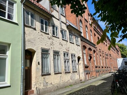 Zwei denkmalgeschützte Wohnhäuser in sanierungsbedürftigem Zustand unweit des Krähenteichs