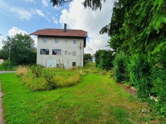 Großes sonniges zentral gelegenes Grundstück mit Altbestand zu Verkaufen.