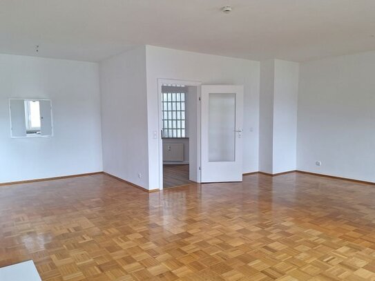 Toller Schnitt: ***Helle 3 Zi . Wohnung mit Balkon in kleiner Wohneinheit.***