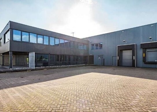 ++Ca. 2.000 m² Hallenfläche (Rampe+ebenerdig)/Freifläche/8m UKB zu vermieten/