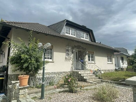 Einfamilienhaus im Bungalowstil mit großem Garten und Terrasse