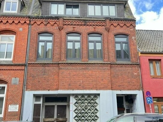 Top Mehrfamilienhaus mit 2 sanierten Wohnungen und weiterem Baugrundstück in Husum zu verkaufen