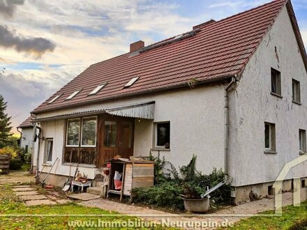 Ohne direkte Nachbarn - Zweifamilienhaus mit Ausbaureserve in Dessow und unverbautem Feldblick