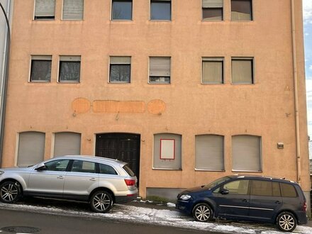 Entwicklungsfähiges Mehrfamilienhaus mit Gewerbeeinheit