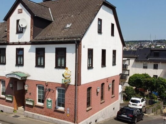 Vielseitiges Wohnhaus mit Gaststätte, Fremdenzimmern und privater Wohnung.