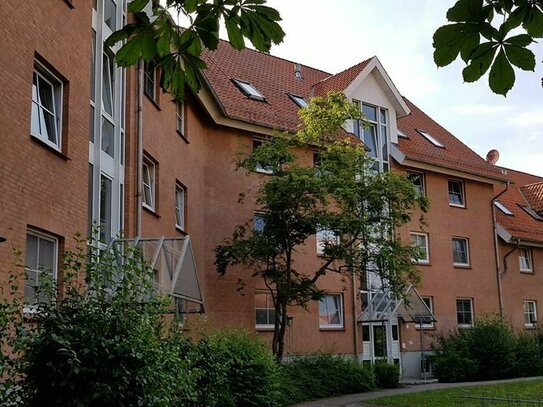Geräumige 4-Raum Wohnung mit EBK und Balkon zu vermieten.