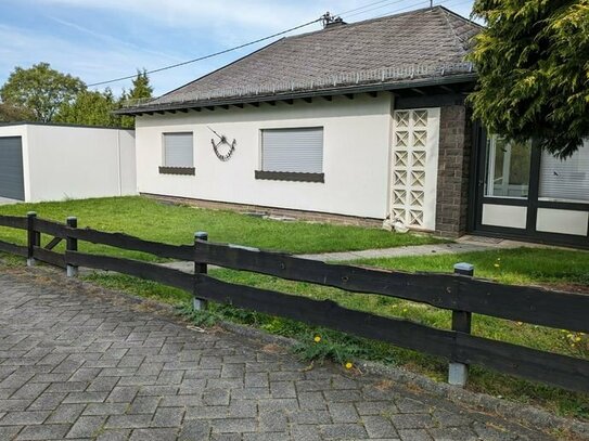 Freundlicher Bungalow mit Wintergarten und Einbauküche in ruhiger Lage.