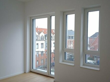 Anfragen NUR per E-Mail. Moderne 3-Zi. Whg. (Balkon, Aufzug, Ankleidezimmer, hohen Decken) Nähe Magistrat Brhv.