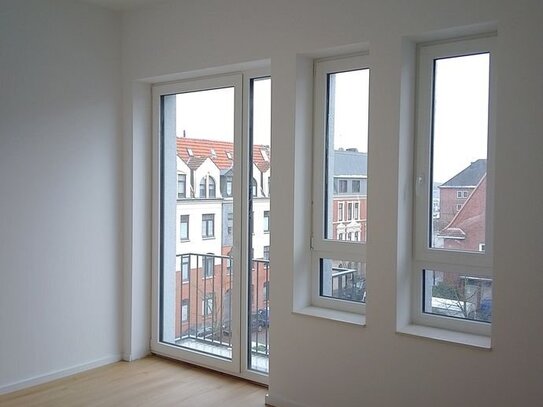 Anfragen NUR per E-Mail. Moderne 3-Zi. Whg. (Balkon, Aufzug, Ankleidezimmer, hohen Decken) Nähe Magistrat Brhv.