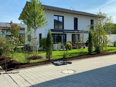 Modernes Einfamilienhaus mit Garten und stilvollem Design