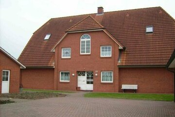 Erdgeschosswohnung rechts mit Terrasse und Garage