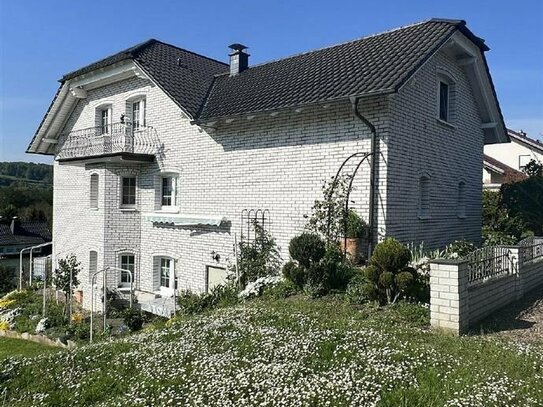 Exklusives Traumhaus in Liebenau: Hochwertiges Wohnhaus mit Einliegerwohnung, Doppelgarage und großem Garten