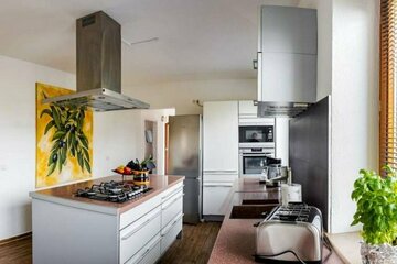 Geräumige Wohnung mit drei Zimmern sowie Balkon und Einbauküche in Friedrichshafen